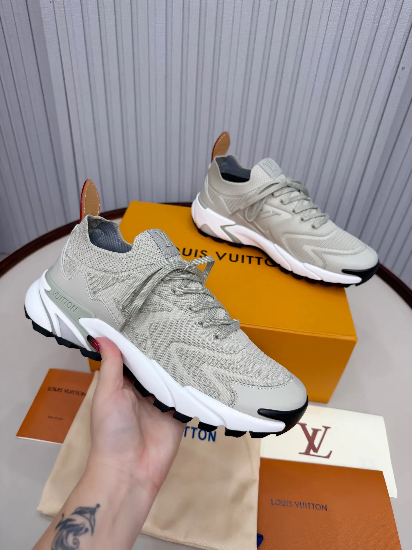 Men's men's shoes P640! Top version LV Louis Vuitton L Jialu brand Runner Tatic series thick-soled casual sports shoes running shoes original purchase development and production This LV Runner Tatic sports shoe combines fly woven fabric material to interpret the inspiration of traditional mountaineering shoes. The LV letters are written on one side, the Louis Vuitton logo, and the light and wear-resistant rubber outsole complete the whole package. The delivery counter is exquisitely packaged🛍📦 ▪️Fabrics: Original imported custom fly-knit fabric ▪️Inner lining: Original custom-made breathable mesh ▪️Sole: Original molded anti-slip rubber combination material ▪️Sole thickness: 4CM ▪️Size: Men's 39-45